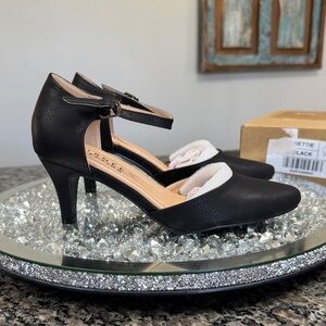 Journee Collection Black Ankle-Strap Mid Heel Pumps Mary Jane NEW 7